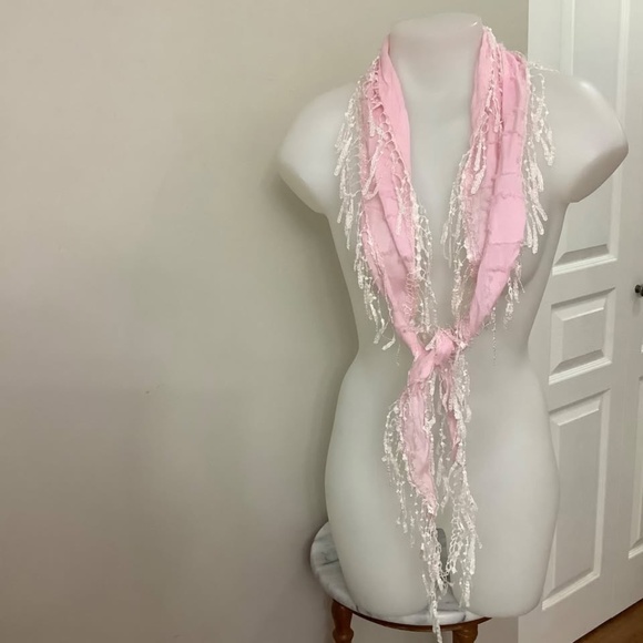 Dainty pink scarf with crocheted trim - Picture 5 of 5